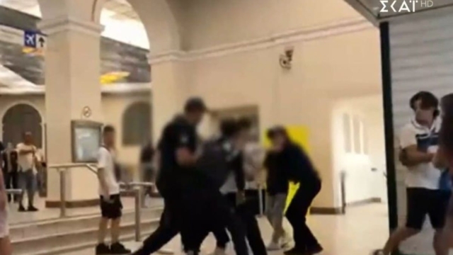 Άγριο ξύλο μεταξύ ανηλίκων στο Μοναστηράκι: Απίστευτη έκρηξη βίας για ένα κινητό – Σοκαριστικό βίντεο ντοκουμέντο