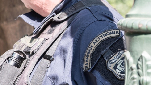 «Σκ…μπάτσε! Όταν βγω θα σε σκοτώσω»: Σοκ σε αστυνομικό τμήμα του Αίγιου με κρατούμενο σε παράκρουση!