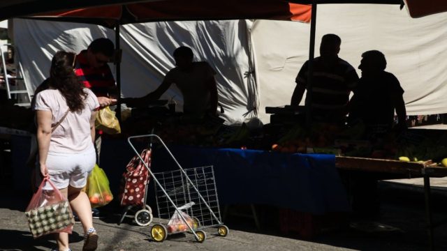 Ακρίβεια χωρίς τέλος: Το 18,7% των πολιτών αντιμέτωπο με την απειλή της φτώχειας – Τι δείχνουν τα στοιχεία της ΕΛΣΤΑΤ