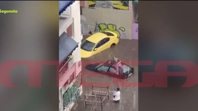 Απίθανες καταστάσεις με λίγα λεπτά βροχής: Γυναίκα στους Αμπελόκηπους ανέβηκε στην οροφή του αυτοκινήτου της για να σωθεί