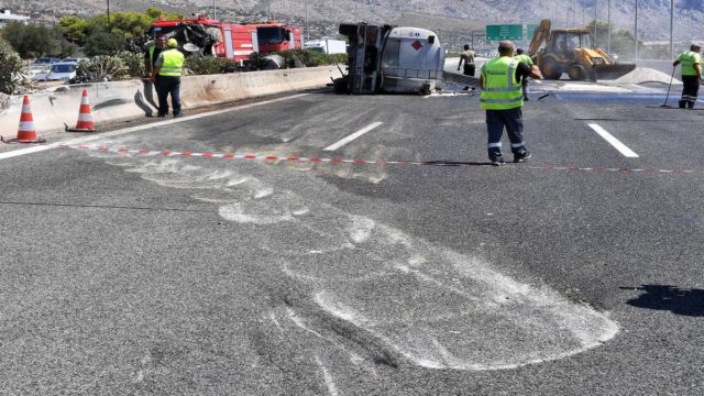 Τρόμος στη Λεωφόρο Σχιστού: Τούμπαρε βυτιοφόρο – Συναγερμός για διαρροή υγραερίου