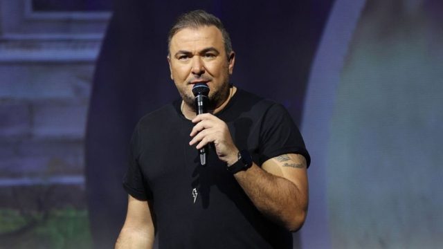 Όλοι κοιτούσαν τα νύχια της: Κυκλοφορούσε ξυπόλητη στο Ηρώδειο η μάνα του Αντώνη Ρέμου – Το ατύχημα με τα παπούτσια