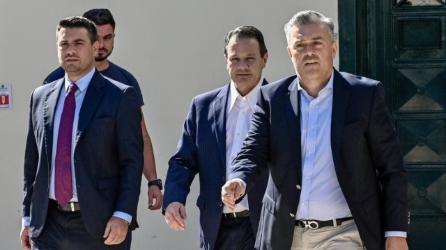 Από κακούργημα έγινε πλημμέλημα: Το παρασκήνιο της αποφυλάκισης Λύτρα τρεις μήνες μετά τον άγριο ξυλοδαρμό της συζύγου του