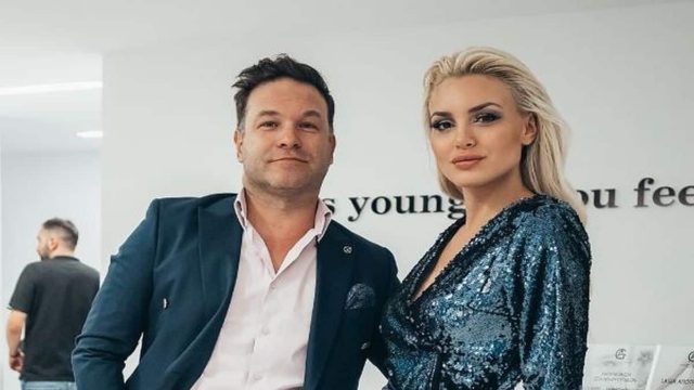 20 χρόνια νεότερή του με κατάμαυρο μαλλί: Αυτή είναι η νέα σύντροφος του Αριστομένη Γιαννόπουλου