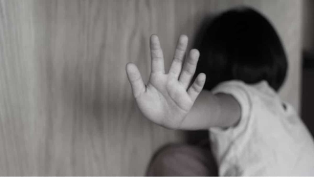 Εφιάλτης στην Κρήτη: 13χρονη κατήγγειλε τον πατριό της για ασέλγεια – Τη χτύπησε η μητέρα της όταν της είπε τι συνέβη