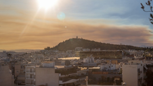 Τραγική η κατάσταση στην Κορινθία: Στα 32 χιλιόμετρα το μέτωπο – Ο καπνός από την φωτιά έφτασε στην Αττική