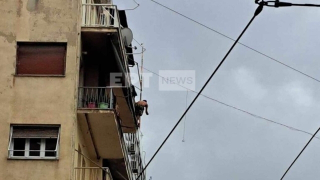 Θρίλερ στο κέντρο της Αθήνας: Άνδρας σε κατάσταση αμόκ με μαχαίρι λέει πως έχει φιάλη προπανίου – «Θα σας ανατινάξω»