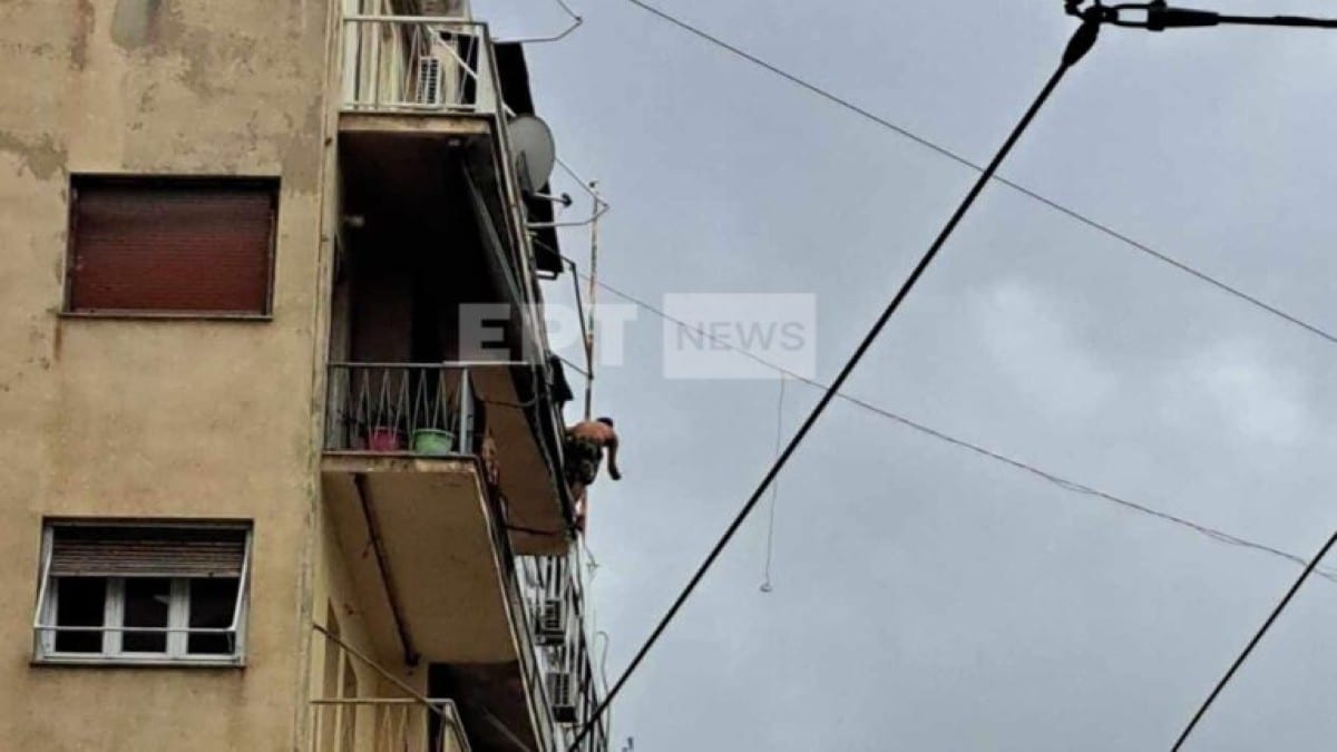 Θρίλερ στο κέντρο της Αθήνας: Άνδρας σε κατάσταση αμόκ με μαχαίρι λέει πως έχει φιάλη προπανίου – «Θα σας ανατινάξω»
