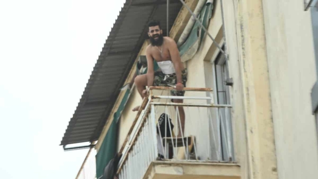Θρίλερ στο κέντρο της Αθήνας: Ο άνδρας που απειλεί να ανατινάξει την Αχαρνών λέει πως έμαθε ότι πέθανε όλη η οικογένειά του (video)