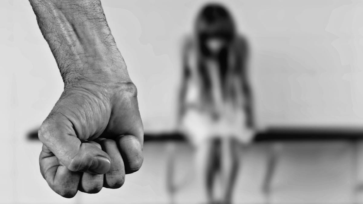 Φρίκη: Έριξαν ναρκωτικά και βίασαν ομαδικά 18χρονη – Υποψίες για συμμετοχή και νεαρής γυναίκας στο βιασμό