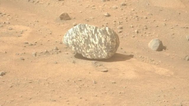 Συνταρακτικές αποκαλύψεις από την NASA: Τι είναι ο περίεργος ριγέ βράχος που βρέθηκε στον Άρη (photo)