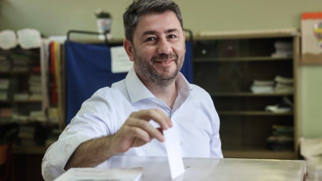 Δημοσκόπηση Pulse: «Τερματίζει» δεύτερο το ΠΑΣΟΚ με 16% – Ποιος περνάει στο β’ γύρο απέναντι στον Νίκο Ανδρουλάκη