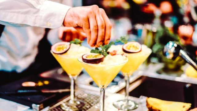 12+1 “in” στέκια για δροσιστικά cocktails της Αθήνας