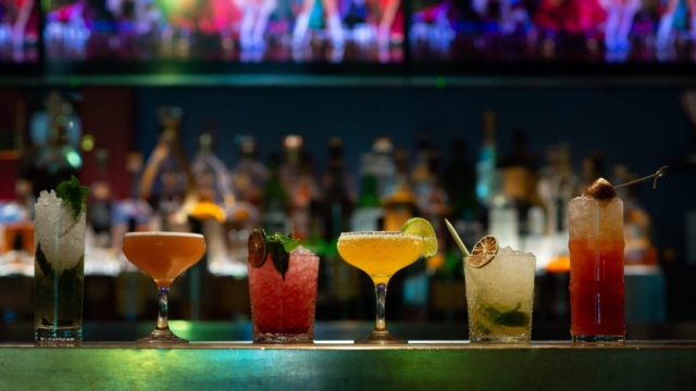 4+1: Τα καλύτερα μαγαζιά για cocktails σε παραθαλάσσια μέρη της Αττικής