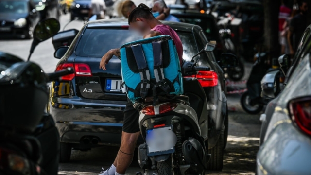 Ανατριχιαστικό σκηνικό στην Πάτρα: Οδηγός αυτοκινήτου χτύπησε διανομέα και τον πέταξε σε κάδους!