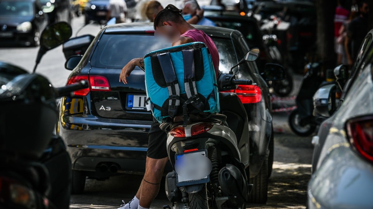 Ανατριχιαστικό σκηνικό στην Πάτρα: Οδηγός αυτοκινήτου χτύπησε διανομέα και τον πέταξε σε κάδους!