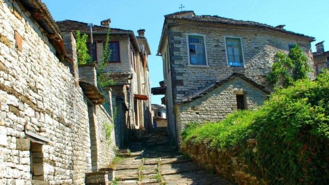 Ξέχνα το αυτοκίνητο: Το γραφικό χωριουδάκι αυστηρά για πεζούς και τα μαγευτικά πετρόχτιστα