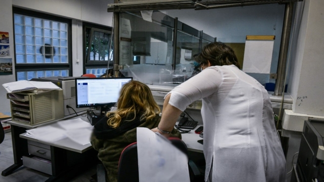 Θα γεμίσουν οι τσέπες των δημοσίων υπαλλήλων από το 2026: Έρχεται μπόνους παραγωγικότητας – Ποιο είναι το ποσό και ποιοι θα το παίρνουν