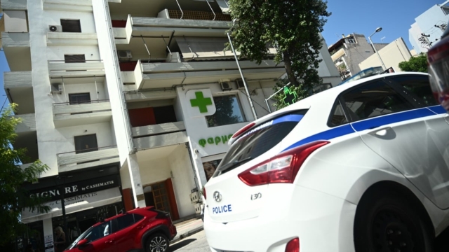 Δολοφονία 46χρονου στη Νέα Σμύρνη: «Κλεισμένη» στον εαυτό της η αδελφή του θύματος – Στο «μικροσκόπιο» τα μαχαίρια του σπιτιού