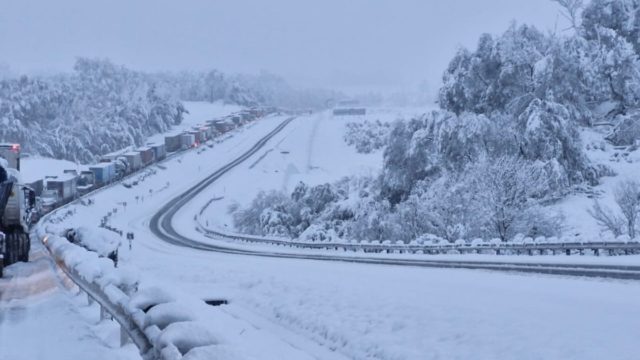Μία νεκρή από τις πρωτοφανείς χριονοπτώσεις στη Νότια Αφρική – Κολλημένα οχήματα σε ακτίνα περίπου 30 χιλιομέτρων