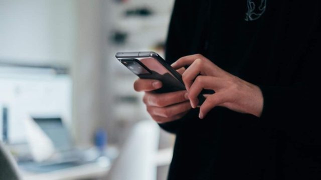 Είναι τα κινητά μας ασφαλή; Γίνεται να παγιδευτούν και να εκραγούν όπως οι βομβητές στον Λίβανο;