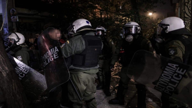 Επίθεση με μολότοφ στο κέντρο της Αθήνας: Ελαφρά τραυματισμένος ένας αστυνομικός – 23 προσαγωγές