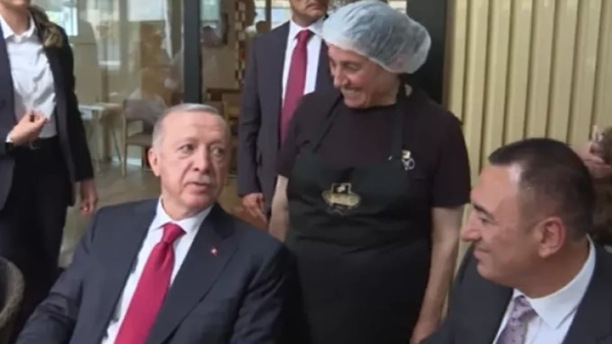 Ο Ερντογάν «συνελήφθη» να απολαμβάνει σε καφετέρια ελληνικό φραπέ! (video)