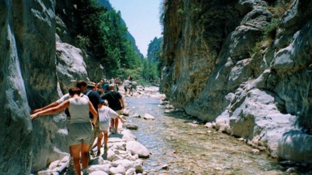 Τραγωδία στο φαράγγι της Σαμαριάς: Μια νεκρή από πτώση βράχου και δεκάδες εγκλωβισμένοι