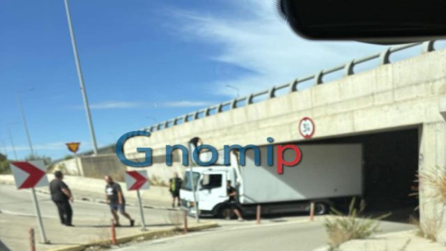Απίστευτο: Πώς φορτηγό «σφήνωσε» σε γέφυρα στην Παλαιά Εθνική Οδό