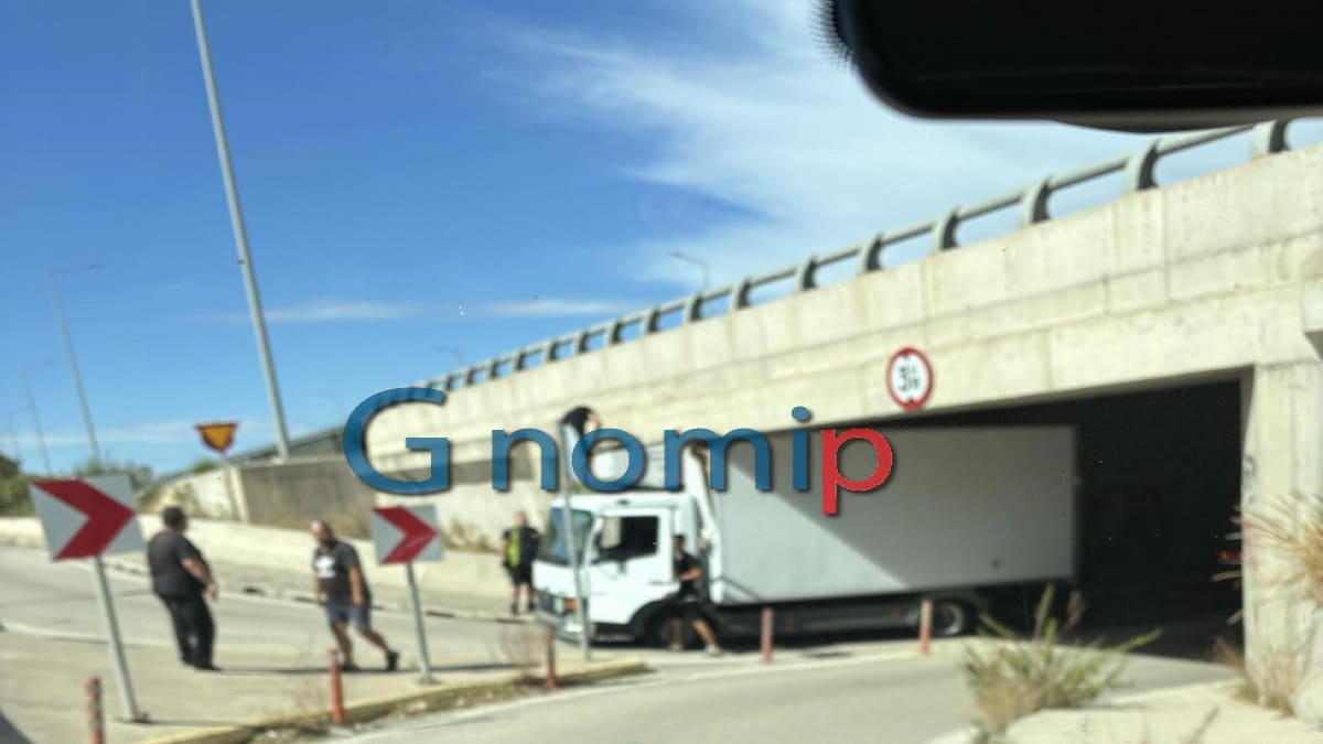 Απίστευτο: Πώς φορτηγό «σφήνωσε» σε γέφυρα στην Παλαιά Εθνική Οδό