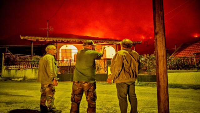 Εφιάλτης στην Κορινθία: Νεκροί δυο εθελοντές στην Άνω Πιτσά – 30 χλμ το μέτωπο της φωτιάς, κάηκαν σπίτια (video)