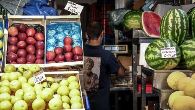 Η ακρίβεια «τσακίζει» τα νοικοκυριά – Σε απόγνωση με τις τιμές σε φρούτα και λαχανικά