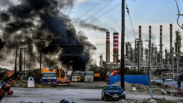 Φωτιά στη Motor Oil: Σε ύφεση η πυρκαγιά – Σε επιφυλακή Πυροσβεστική και ΕΛ.ΑΣ. (video)
