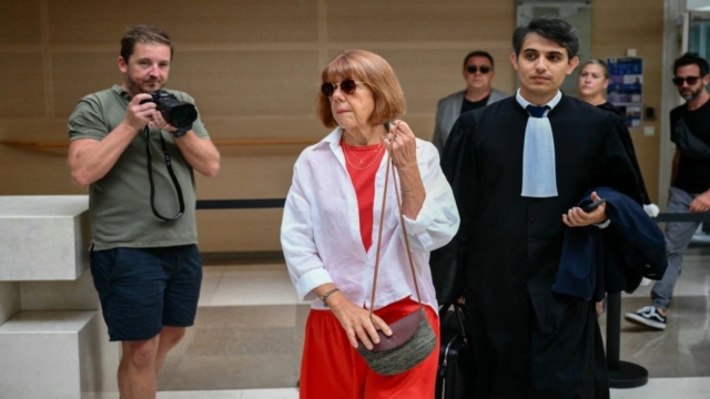 Γαλλία: «Είπε στο εγγόνι του να παίξουν τον γιατρό» – Τι άκουσε η νύφη του Ντομινίκ Πελικό πριν αποκαλυφθούν οι βιασμοί της Ζιζέλ (video)