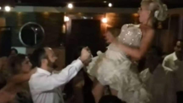 Τσιφτετέλι πάνω σε τραπέζι σε γάμο για… τρελά κέφια – Έπαθε “εγκεφαλικό” ο γαμπρός με τη νύφη