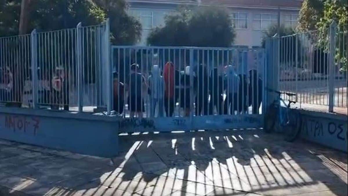 Πάτρα: Πατέρας πλάκωσε στο ξύλο τον γυμνασιάρχη και οι μαθητές προχώρησαν σε κατάληψη για συμπαράσταση (video)