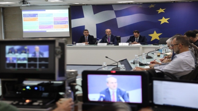 Η εξειδίκευση των εξαγγελιών Μητσοτάκη στη ΔΕΘ: 12 νέες αυξήσεις αποδοχών, 12 μειώσεις φόρων με όφελος 1,5 δισ. ευρώ για τους πολίτες