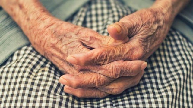 Φρίκη στο Βόλο: 51χρονος επιτέθηκε στην μητέρα του και την χτύπησε στο κεφάλι – Φώναζε «γιατί δεν μου γράφεις το σπίτι»