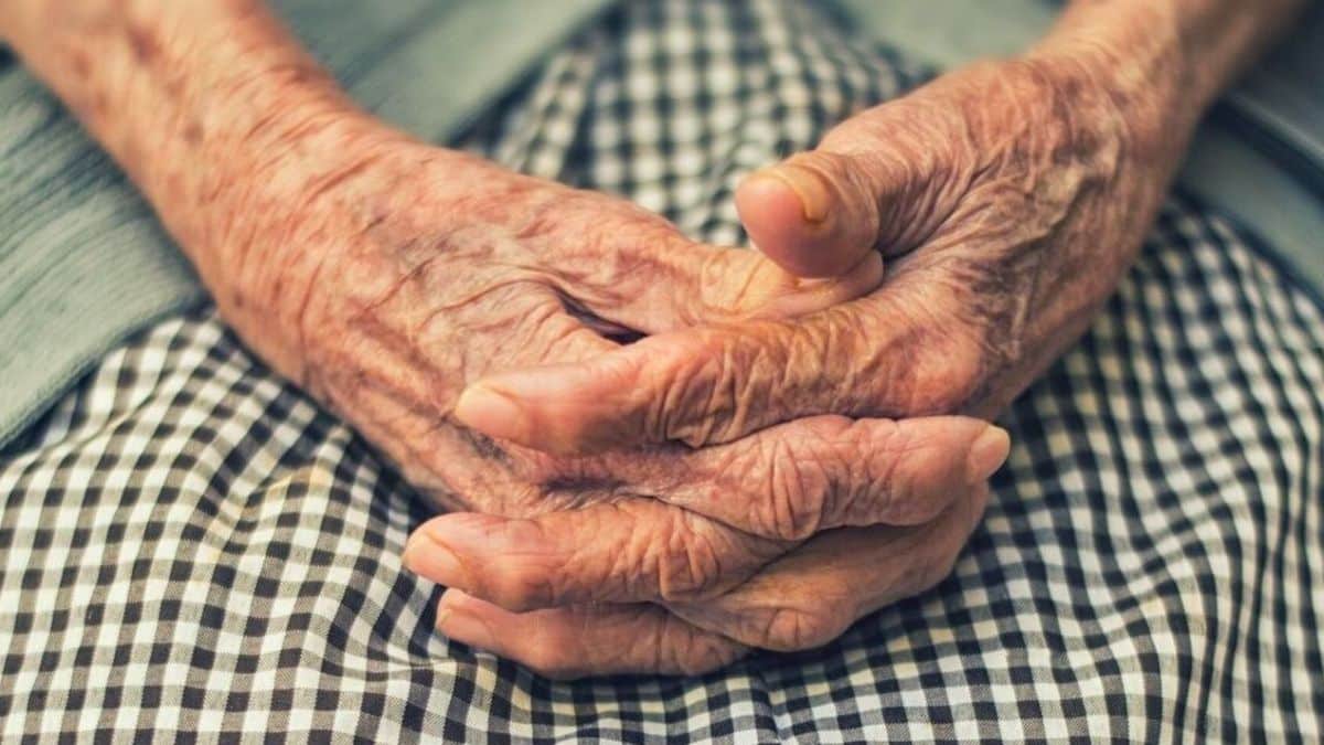 Φρίκη στο Βόλο: 51χρονος επιτέθηκε στην μητέρα του και την χτύπησε στο κεφάλι – Φώναζε «γιατί δεν μου γράφεις το σπίτι»