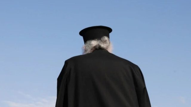 Ιερέας κάλεσε πιστούς για προσκύνημα όταν…τους «έβγαλε έξω» στα μπουζούκια