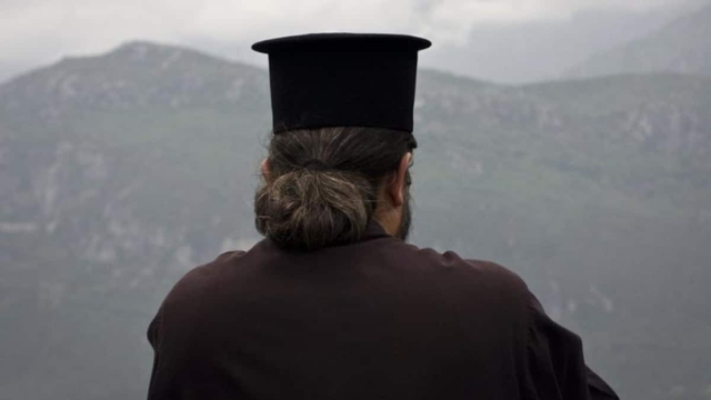 «Θα είμαι ο Θεός σου» έλεγε ο ιερέας από τα Χανιά που κατηγορείται ότι χτυπούσε και βίαζε την πρεσβυτέρα