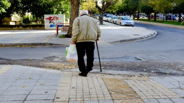 Απίστευτο θράσος: Έκλεψαν από παππού τις οικονομίες του και την τραπεζική του κάρτα, κάνοντας ανάληψη και αγορές σαν να μην υπάρχει αύριο