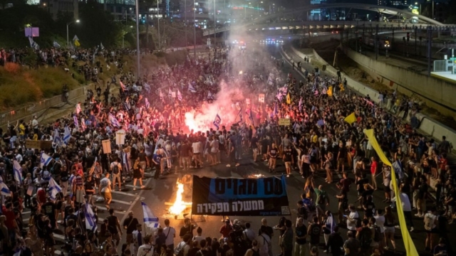 Έκρυθμη η κατάσταση στη Μέση Ανατολή: Ασφυκτικές οι πιέσεις σε Νετανιάχου για εκεχειρία – Χιλιάδες Ισραηλινοί στους δρόμους