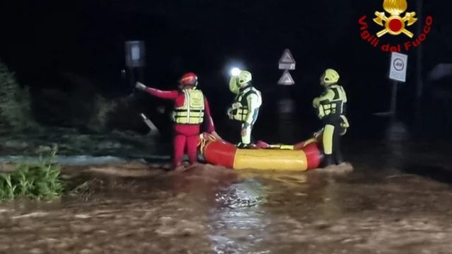«Σαρώνει» η κακοκαιρία στην Ιταλία: Αγνοούνται ένα βρέφος και η γιαγιά του στην Τοσκάνη