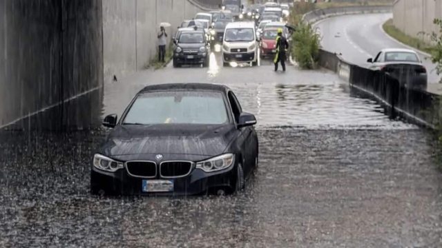 Ισχυρή κακοκαιρία στην Βόρεια Ιταλία, έρχεται τις επόμενες ώρες στην Ελλάδα – Αγονείται αγρότης, αποκλείστηκαν χωριά