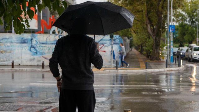 Καιρός: «Σκάει» αιφνίδιο ψυχρό μέτωπο την Κυριακή – Χάρτες με τις περιοχές που θα χτυπήσει (video)