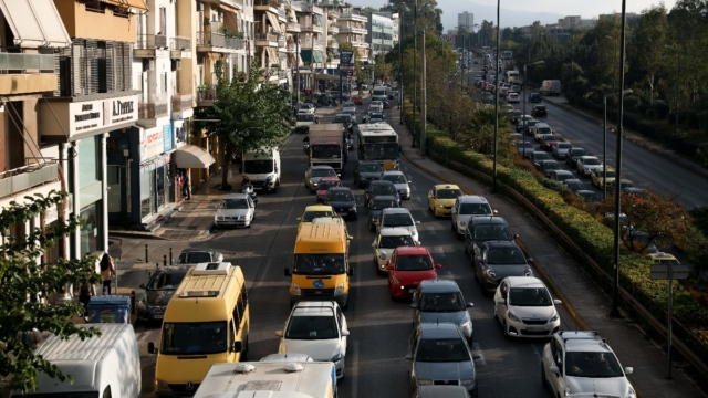 Σφοδρή καραμπόλα στη Μεσογείων: Συγκρούστηκαν 4 αυτοκίνητα – Βραδυκίνητη η κυκλοφορία