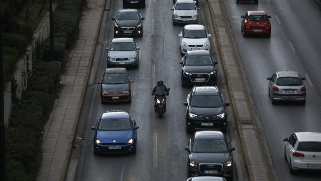 Καραμπόλα πέντε αυτοκινήτων στην Αττική Οδό στο ύψος του κόμβου Κύμης – Κλειστή η αριστερή λωρίδα στο σημείο
