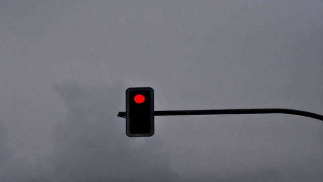 Ελλάδα: Αυτό είναι το κόκκινο φανάρι που κανείς δεν σταματάει – Δείτε το βίντεο που έγινε viral