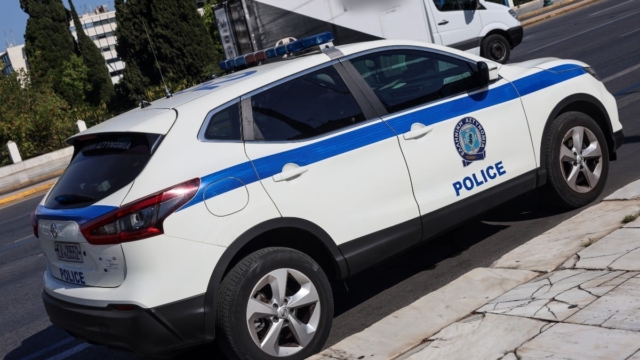 Σοκ στον Κολωνό: Πυροβολισμοί έξω από κατάστημα – Ένας τραυματίας